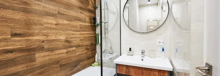 Modernes Badezimmer mit Holzoptik